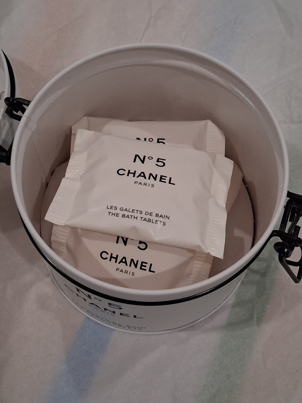 CHANEL N°5 White Bath Tablet Tin Has 5 Bath Tablets .Tin still Looks New. - Picture 5 of 6